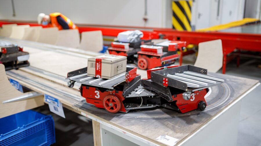 «Нова пошта» впроваджує роботів для сортування посилок