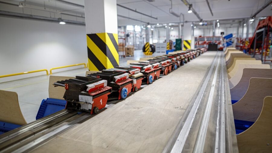 «Нова пошта» впроваджує роботів для сортування посилок