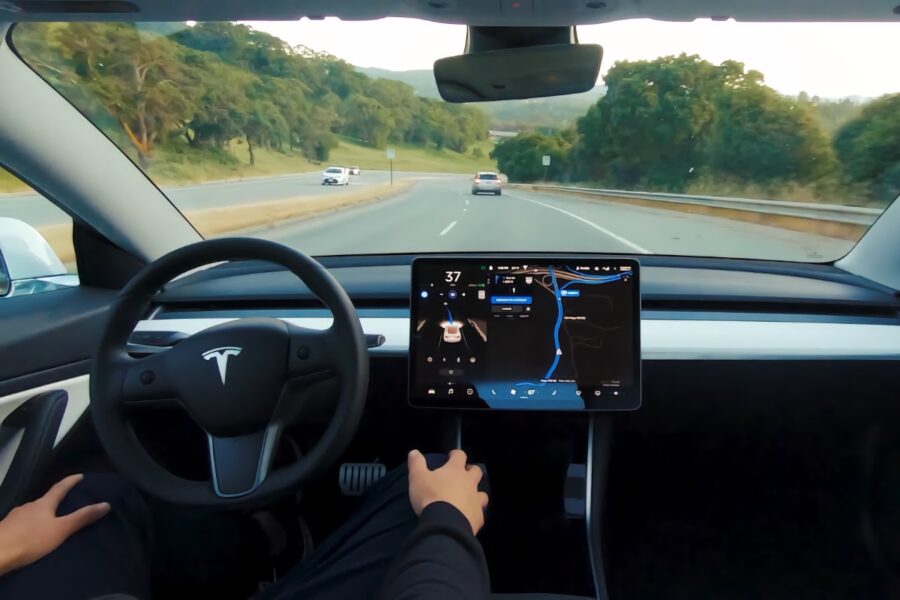 Автопілот Tesla вимагає дозволу на запис відео в салоні під час їзди