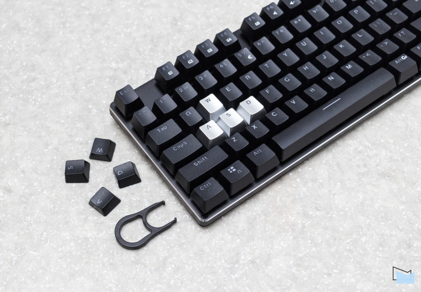 Огляд AOC GK500: ігрова механічна клавіатура з RGB-підсвічуванням