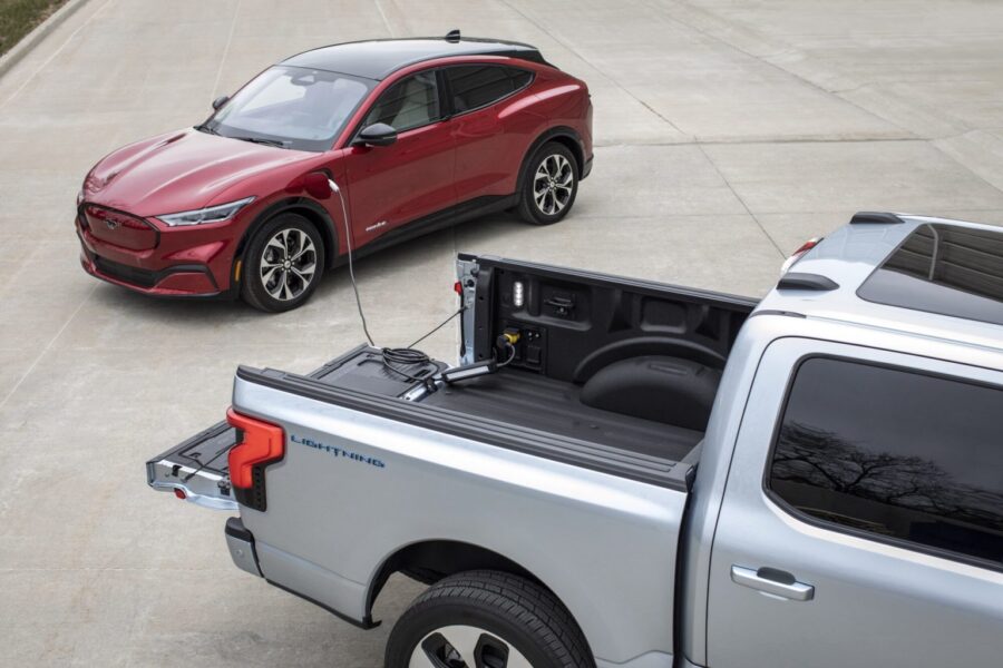 Ford подбав про можливість реверсивної зарядки для своїх електромобілів
