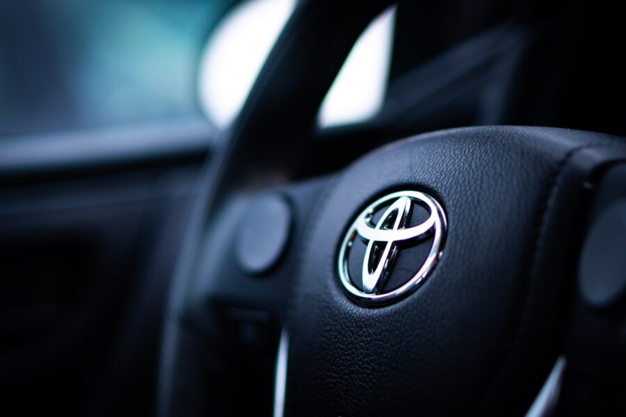 Toyota “переглядає” підписку на дистанційний старт двигуна після хвилі обурення з боку клієнтів