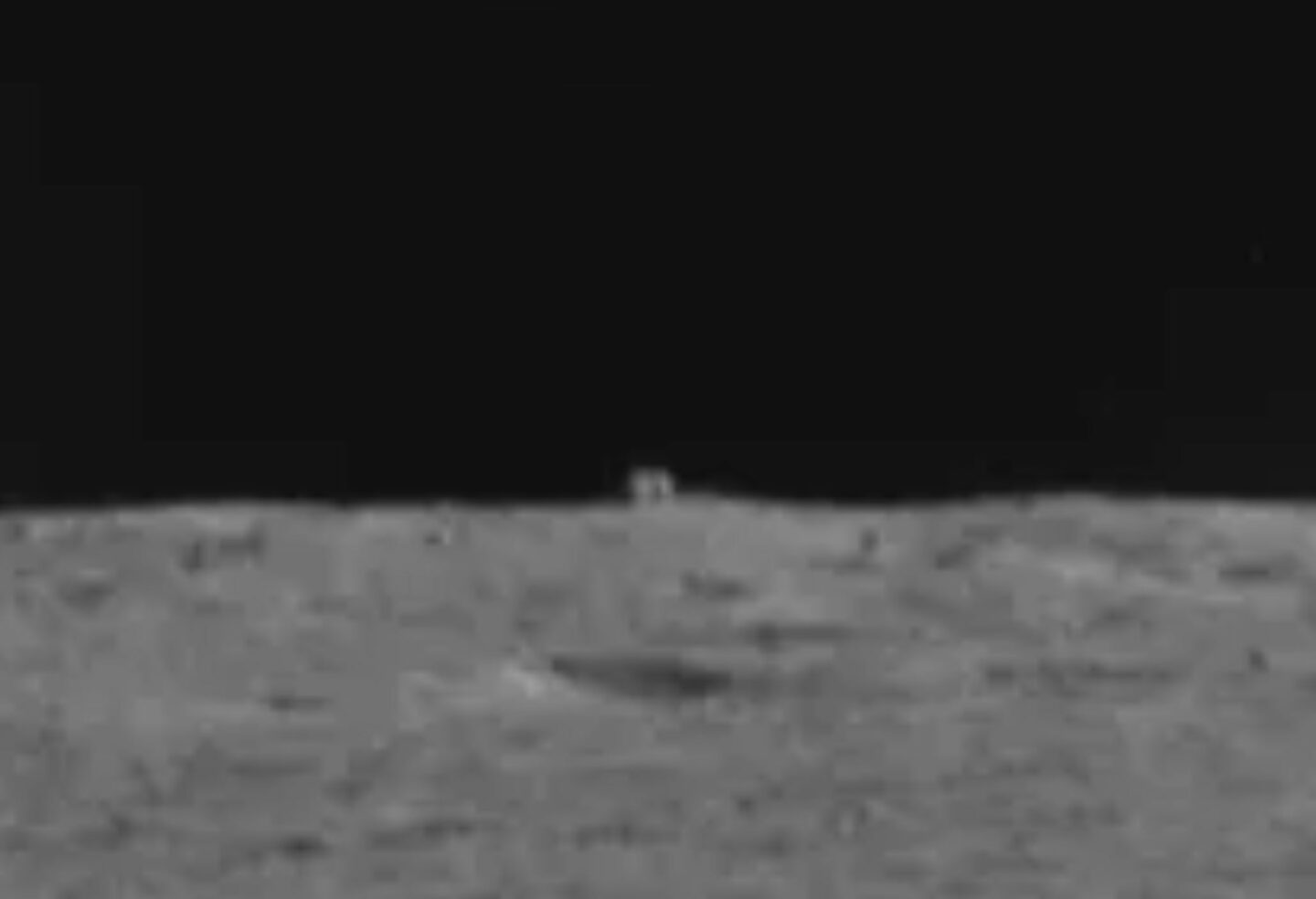 Китайський ровер Yutu 2 сфотографував незвичну кубоподібну структуру на протилежній стороні Місяця та збирається її вивчити