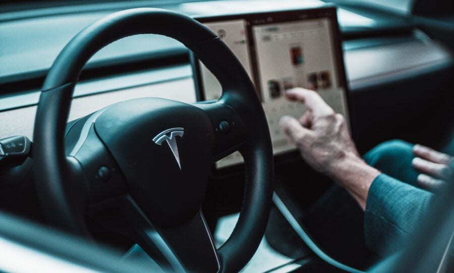 Tesla дозволяє грати в ігри, коли автівка рухається. Але це погана ідея