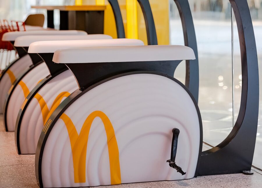 Велотренажери замість стільців: у китайському McDonald’s допомагають клієнтам спалювати калорії та підзарядити смартфон