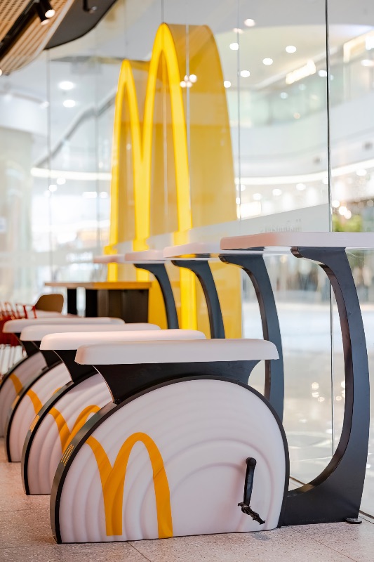 Велотренажери замість стільців: у китайському McDonald's допомагають клієнтам спалювати калорії та підзарядити смартфон