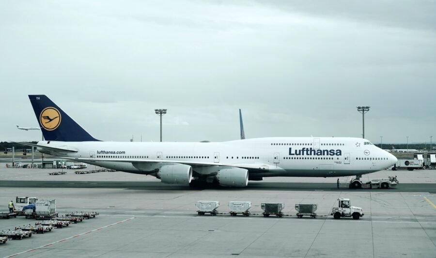 Авіакомпанія Lufthansa вимушена буде виконати 18 000 порожніх рейсів через суперечливе правило ЄС