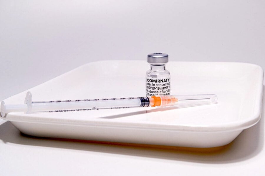 Компанія Pfizer стверджує, що її вакцина проти штаму Omicron буде готова за 2 місяці