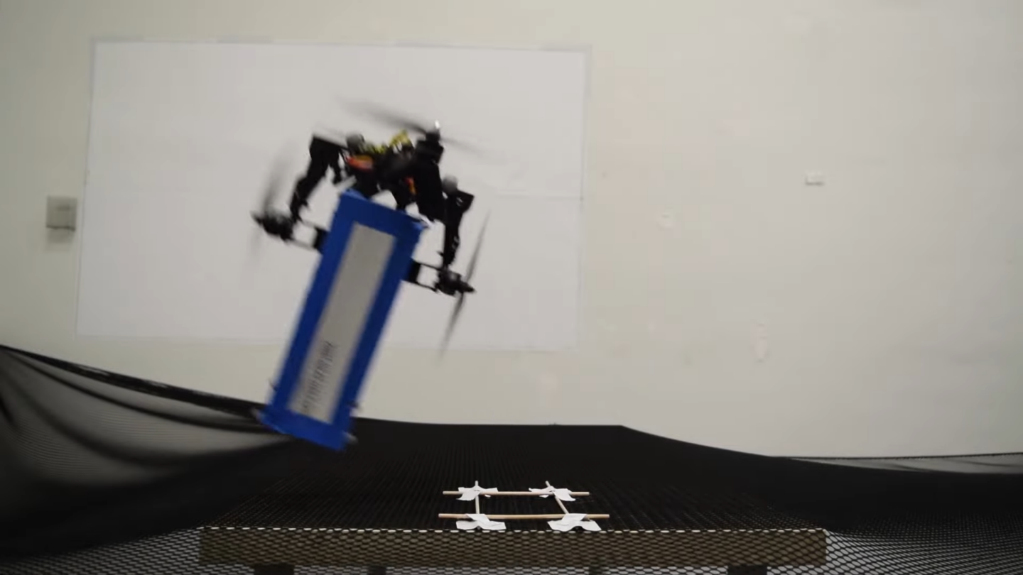 Американські інженери створили дрон, котрий може схопити предмет своїми складними плечима і підняти його в повітря