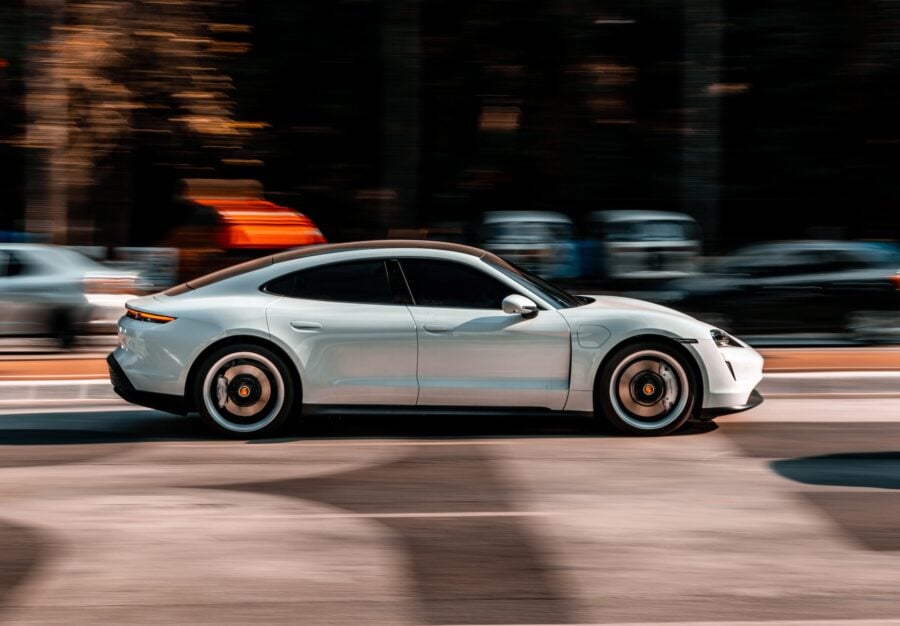 У 2021 році Porsche Taycan за кількістю продажів обійшов легендарну модель 911