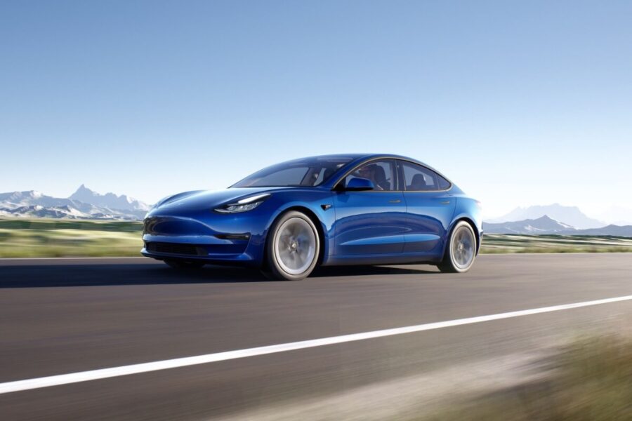 Tesla здійснила у 2021 році постачання майже 1 млн електромобілів