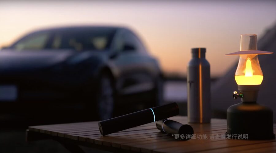Tesla випустила в Китаї мікрофон для караоке в машині 