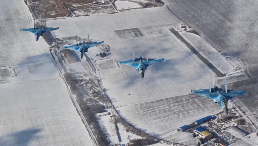 Тактична авіація Повітряних Сил України відпрацьовує нанесення ракетно-бомбового удару по танкових колонах [Відео]
