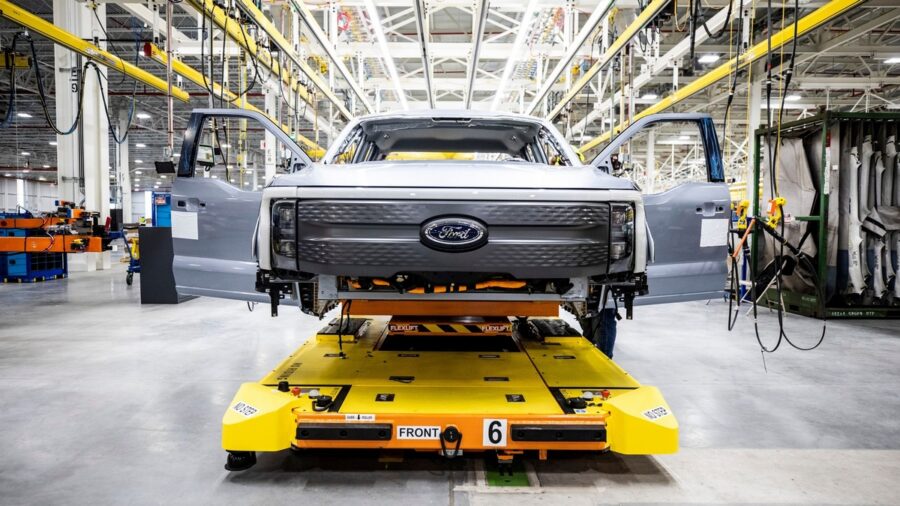 Через нестачу мікросхем Ford призупинить або скоротить виробництво на 8 заводах