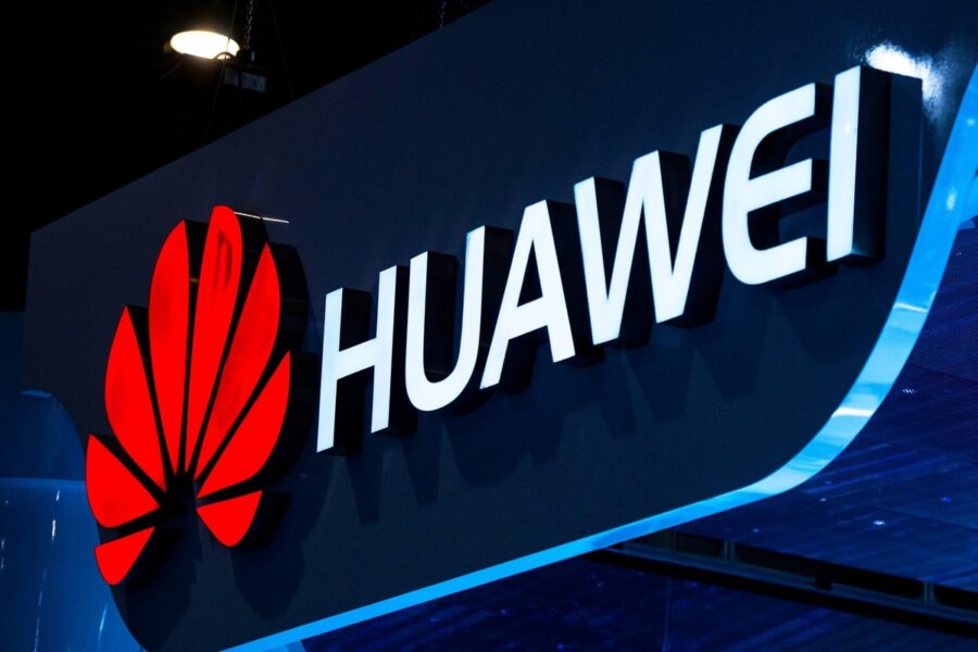 Huawei призупинив нові замовлення для Росії та відсторонив від роботи персонал