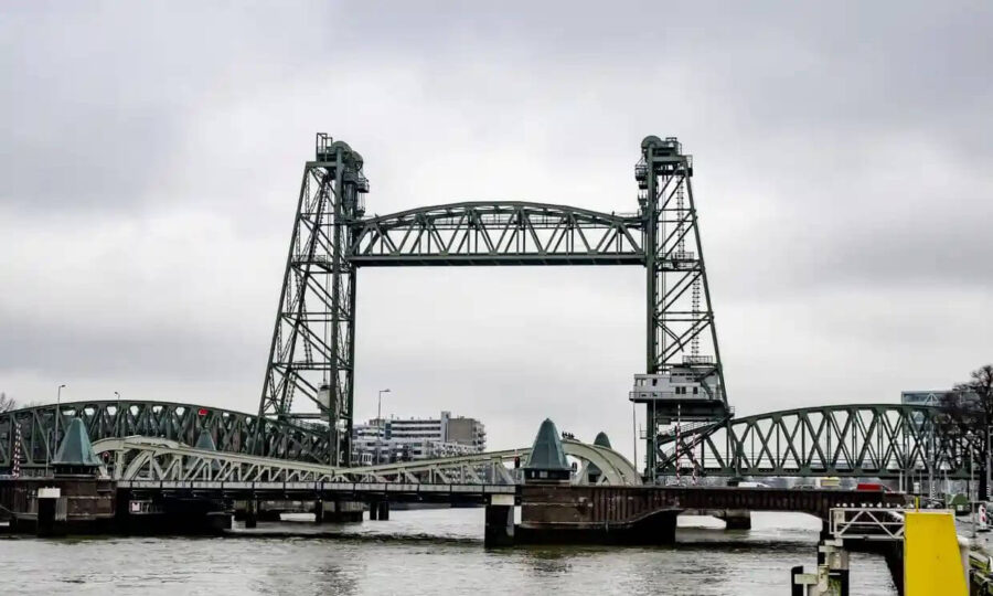 Мер Роттердама заперечує демонтаж історичного мосту для проходу яхти Y721