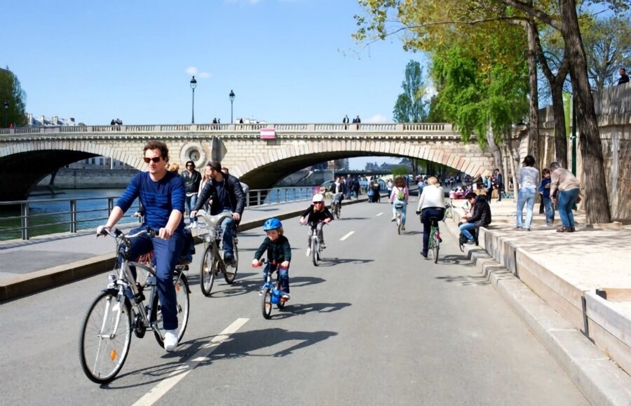 У деяких районах Парижу планують запровадити заборону на автомобілі з 2024 року