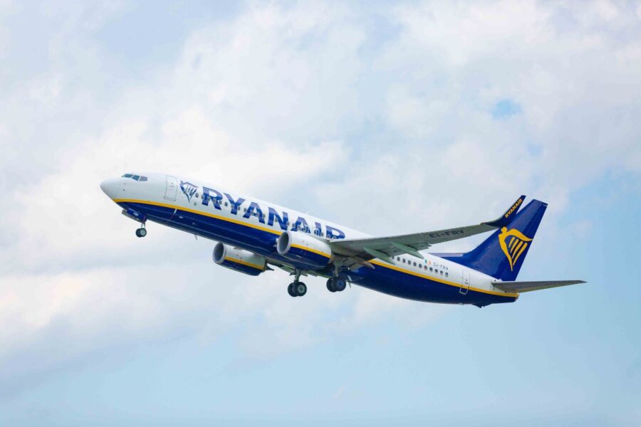 Ryanair: будемо літати в Україну поки не почнуться реальні військові дії