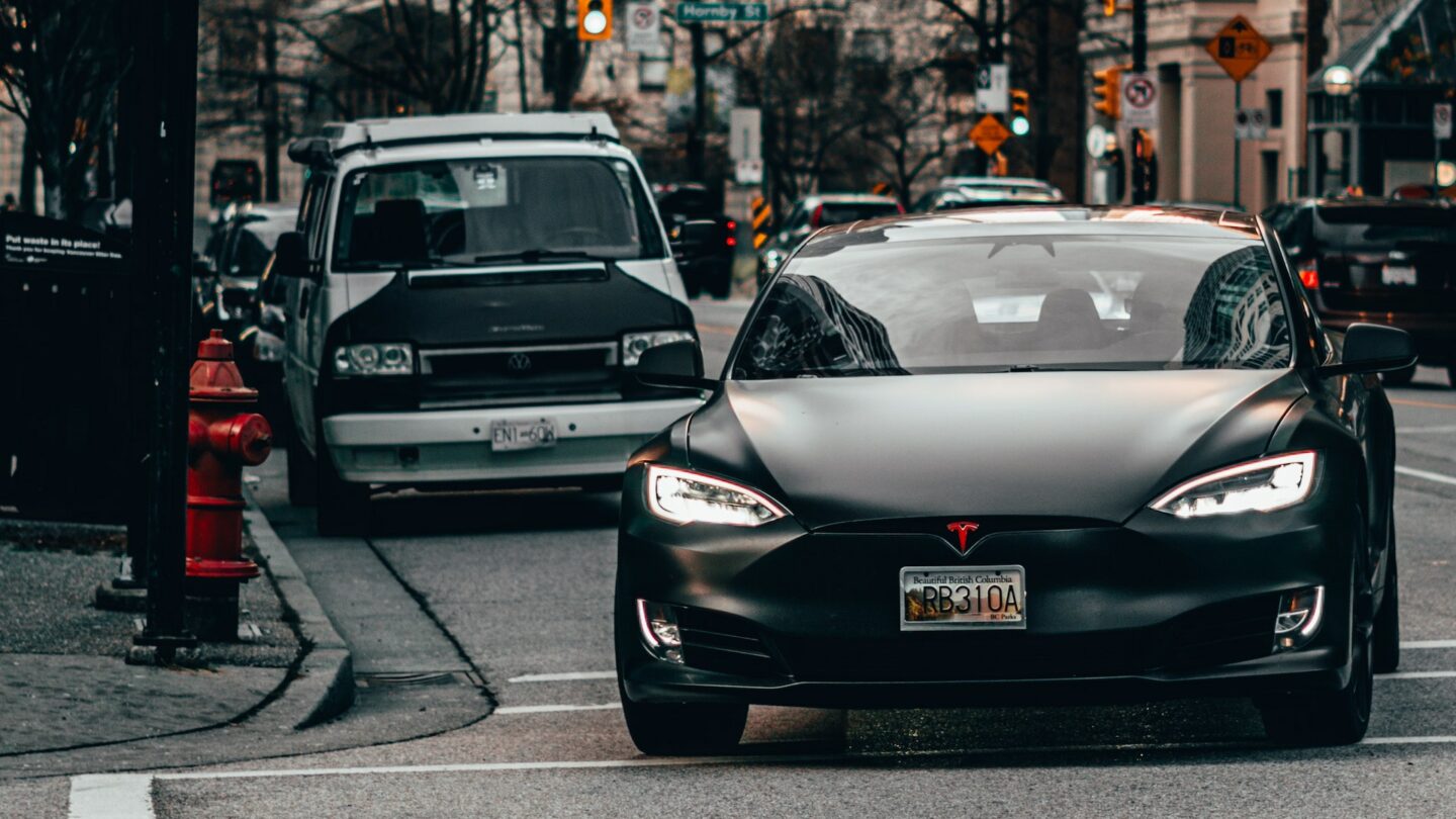Безпілотні автомобілі потрапили у 400 ДТП за 10 місяців – більшість пов’язана з Tesla