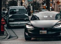 Після звернення Національного управління безпеки дорожнього руху, Tesla відмовиться від функції проїзду знака “Стоп” без зупинки