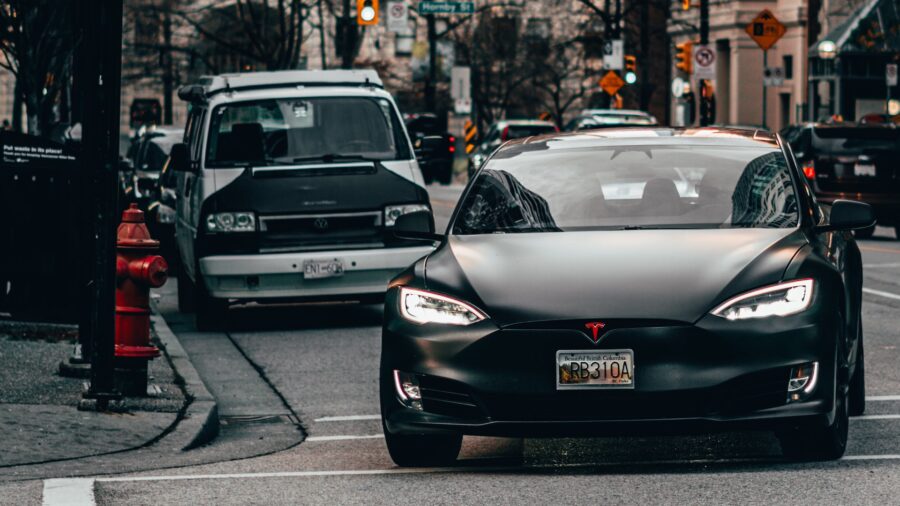 Після звернення Національного управління безпеки дорожнього руху, Tesla відмовиться від функції проїзду знака “Стоп” без зупинки