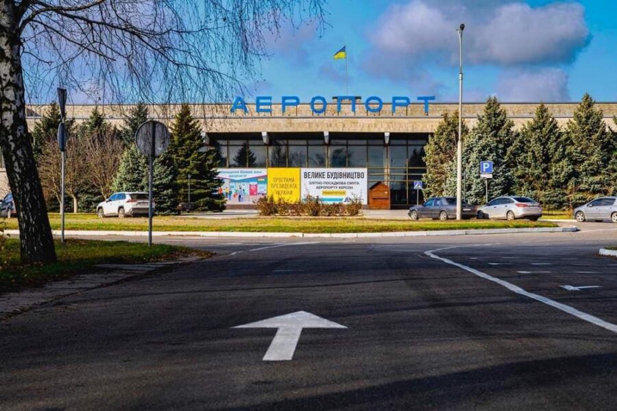 27 березня 2022 р. було заплановано відкриття оновленого Міжнародного аеропорту «Херсон» у селищі Чорнобаївка