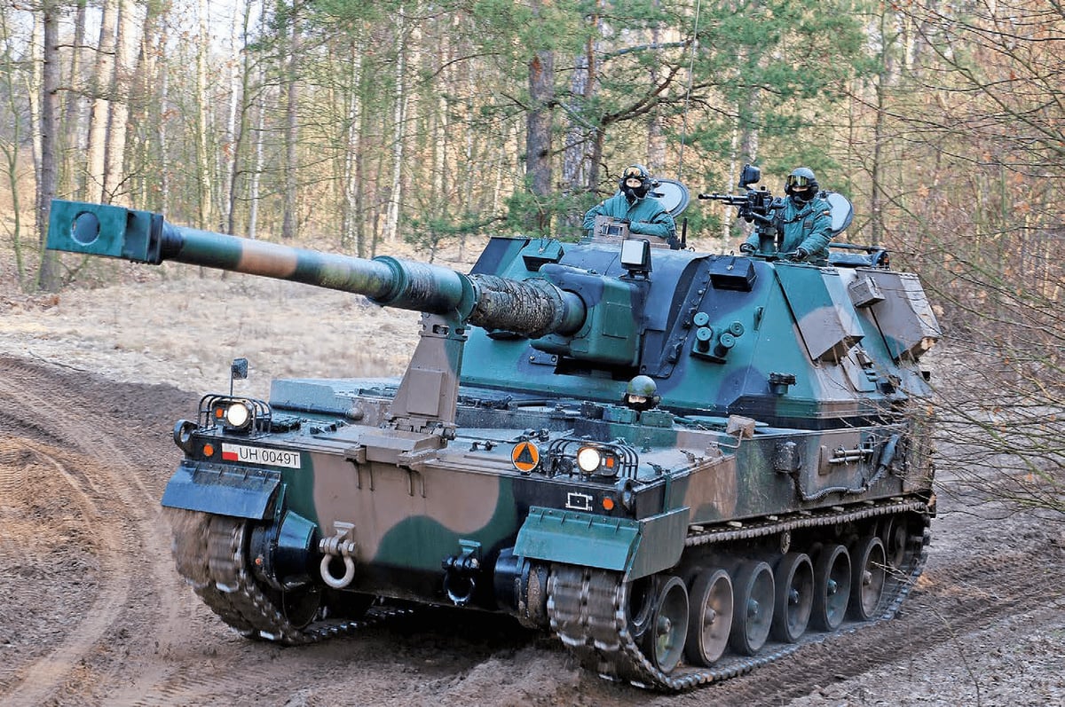 British howitzers AS-90 - another ACS, compatible with M982 Excalibur high-precision projectiles