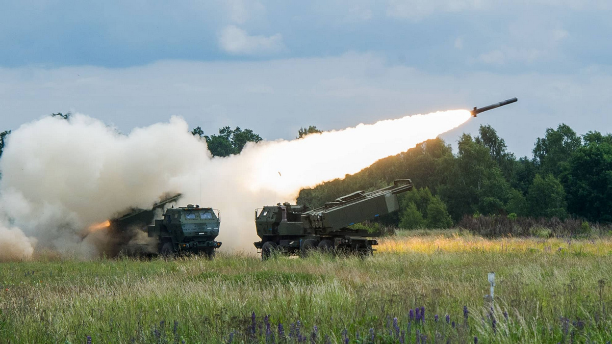 M142 HIMARS та M270 MLRS - multiple rocket launchers, very much awaited in Ukraine