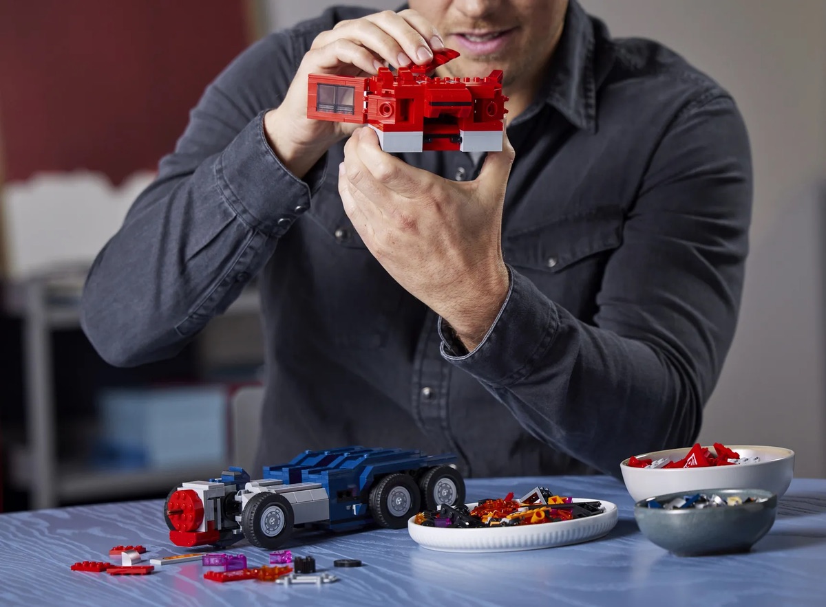 Lego показали трансформера Оптімус Прайм, який дійсно трансформується