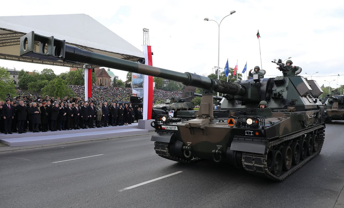 The 55-mm AHS Krab SpGH, a Polish version of the AS-90, for the Armed Forces