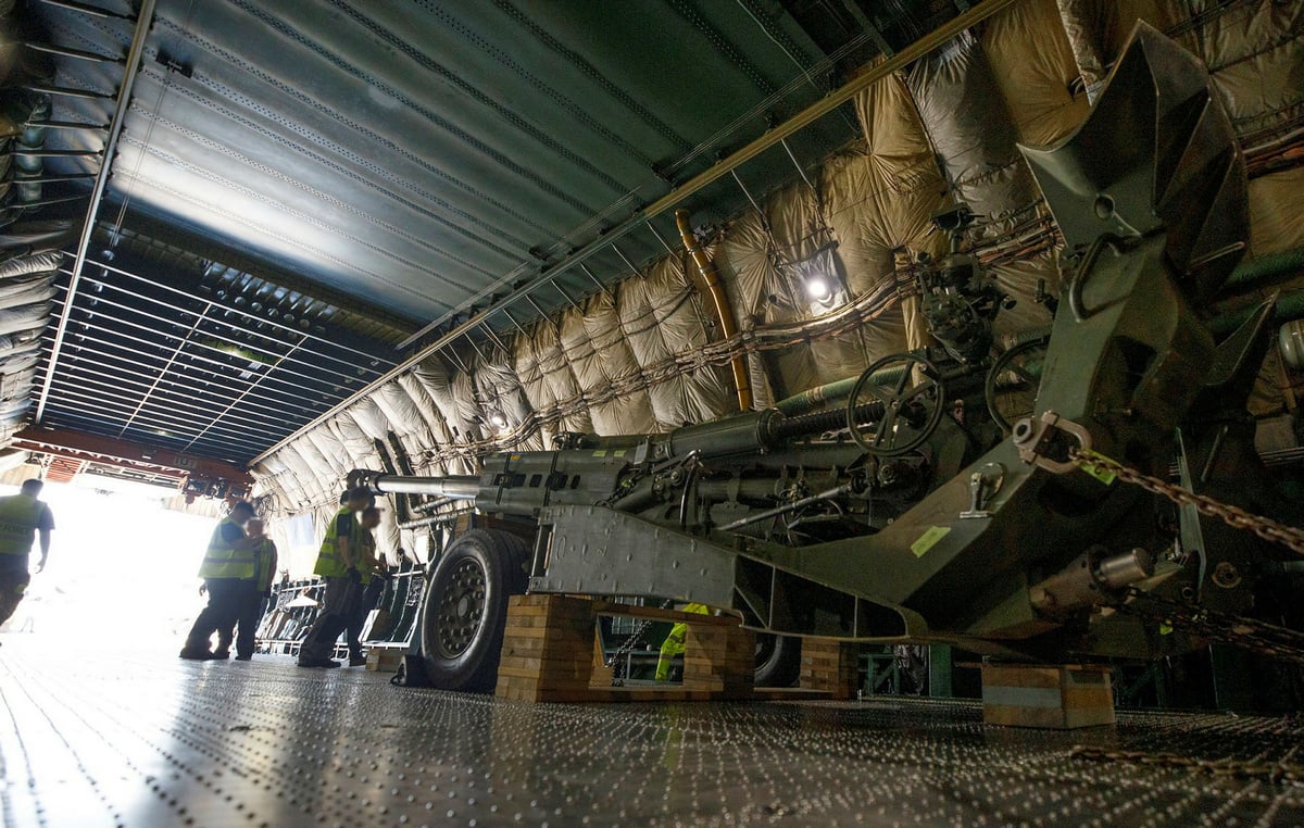 Ан-124 допомагають доправляти зброю до України