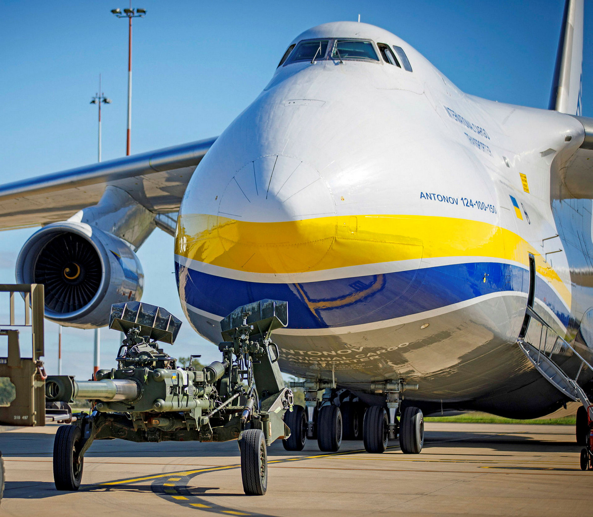 Ан-124 допомагають доправляти зброю до України