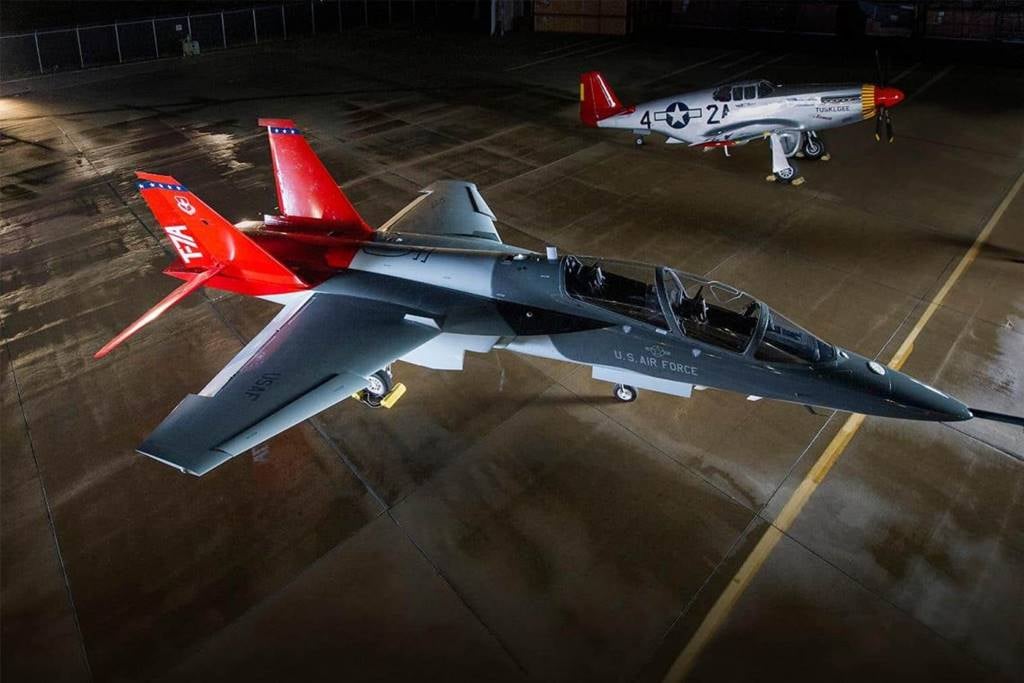 Boeing–Saab T-7A Red Hawk – реактивний тренувальний літак 5-ого покоління