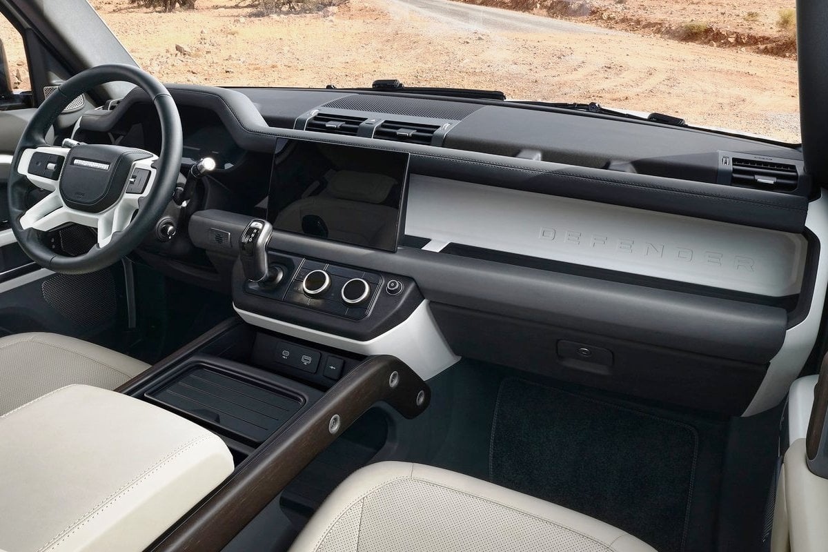 The new Land Rover Defender 130 : more space for your adventures