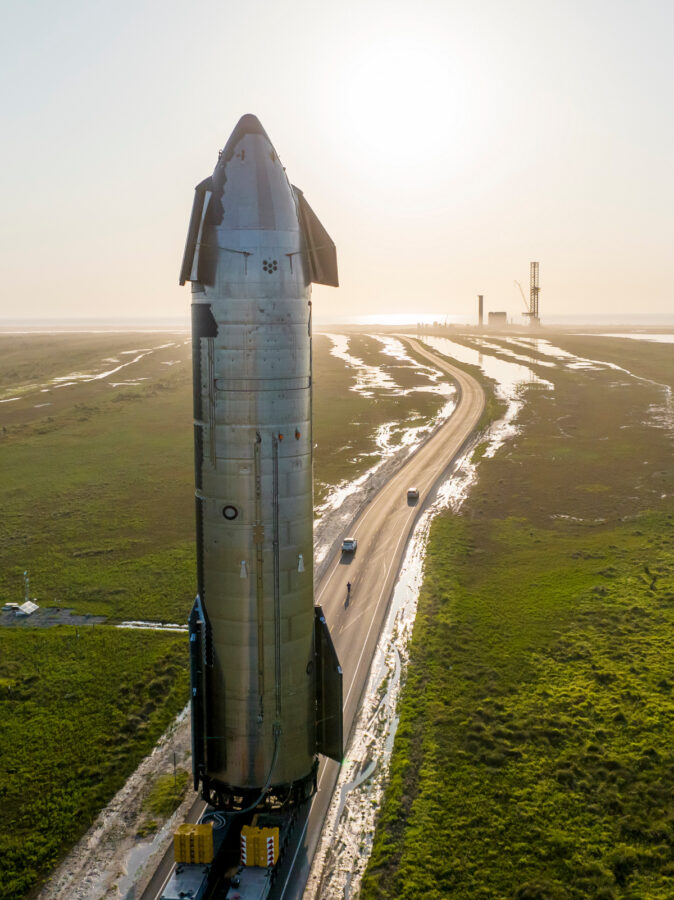 SpaceX викотив Starship 24 на стартовий майданчик космодрому у Бока-Чика