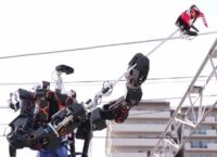 На японській залізниці використали гігантського робота-гуманоїда, щоб полагодити лінії електропередач