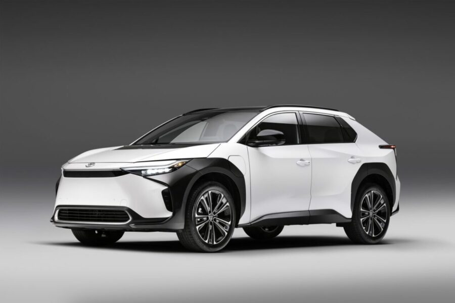 Toyota відкликає близько 3000 електромобілів через потенційно смертельний дефект колеса