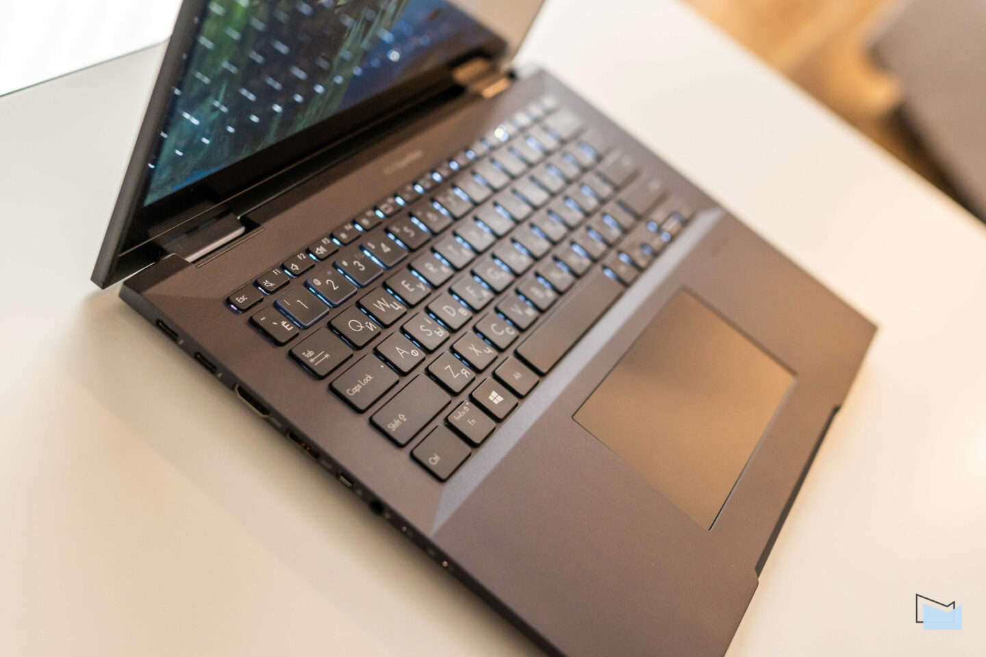 ASUS ExpertBook B7 Flip review: professional laptop-transformer with 5G