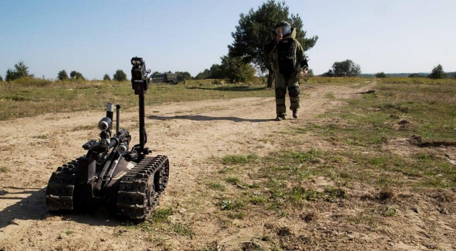 Україна отримає десять роботів-саперів QinetiQ TALON
