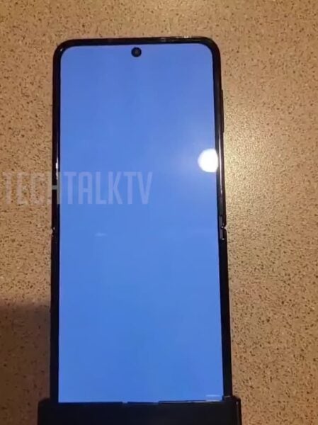 Samsung Galaxy Flip4 appeared in live photos. The line of the display bending is no longer as noticeable as in previous models