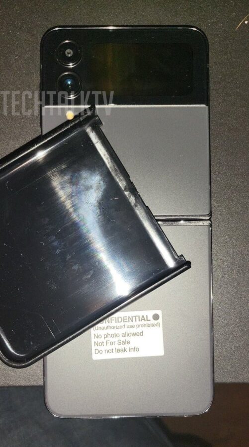 Samsung Galaxy Flip4 appeared in live photos. The line of the display bending is no longer as noticeable as in previous models
