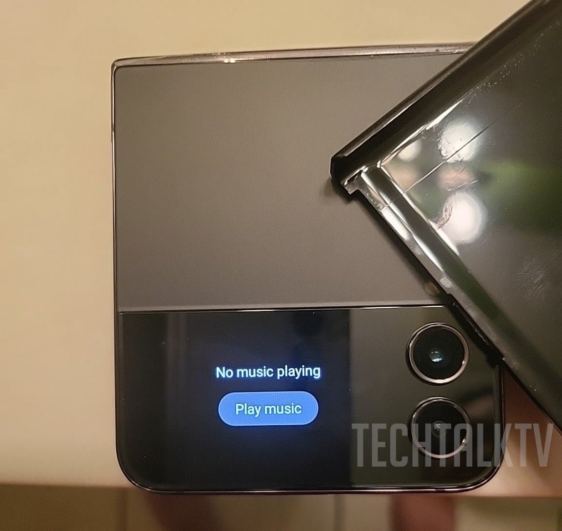 Samsung Galaxy Flip4 показався на живих фото. Лінія згинання дисплея вже не так помітна, як на минулих моделях