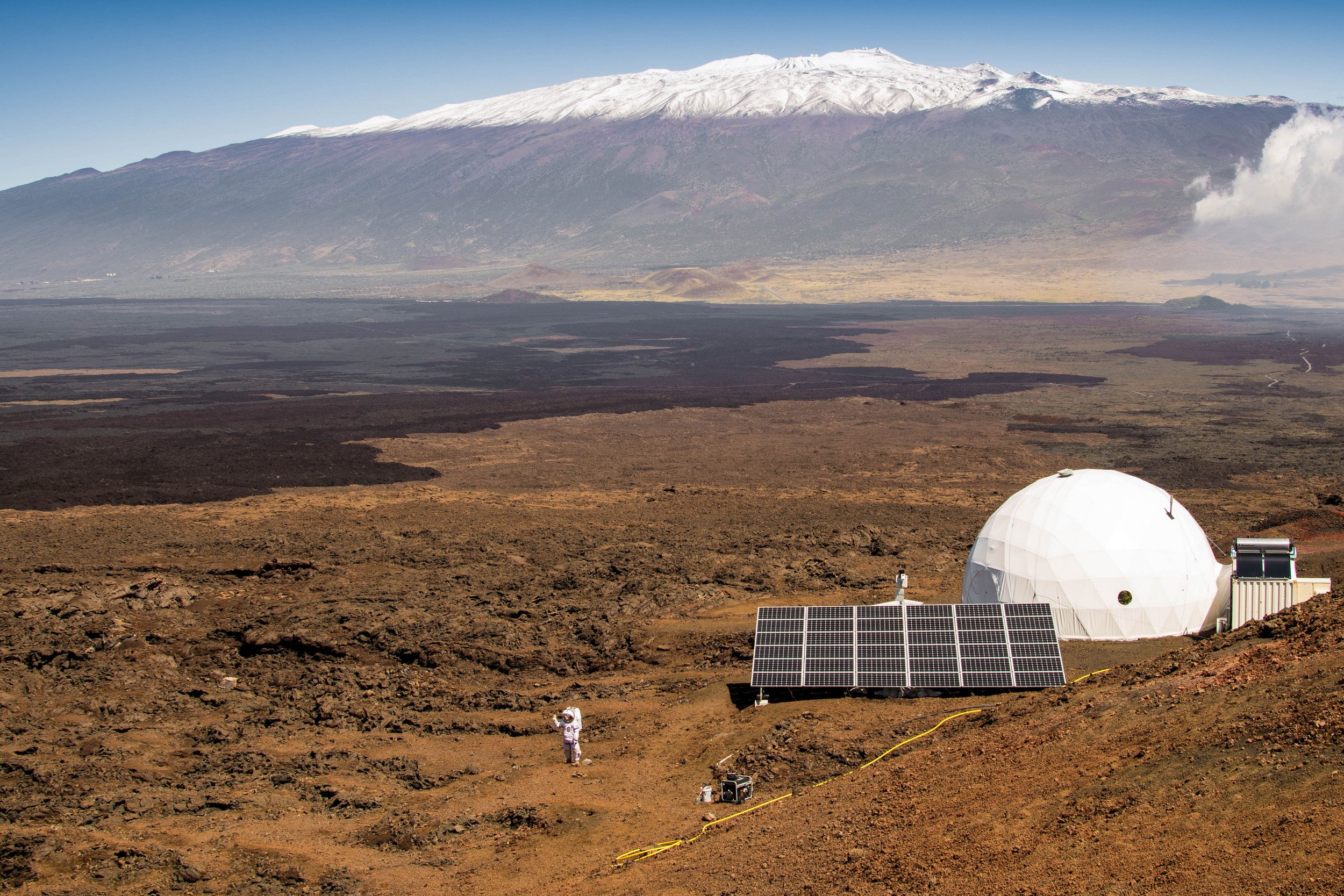 Фото з архіву NASA: купол HI-SEAS та один з його мешканців на фоні вулкана Мауна-Лоа під час місії HI-SEAS III, березень 2015 р.