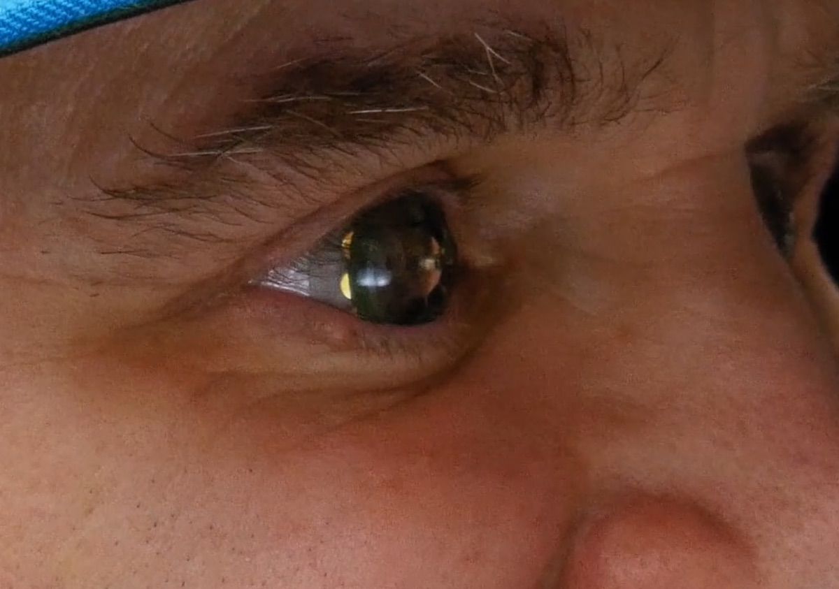 Розумна контактна лінза Mojo Lens розміщує Micro LED дисплей прямо на оці
