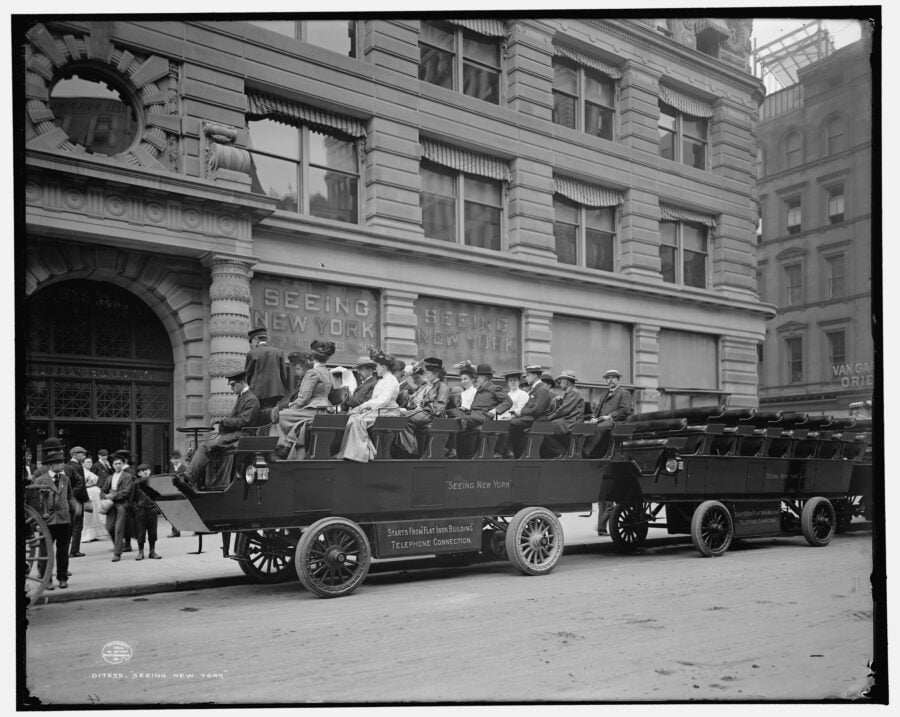 Photo of the day. Seeing New York – a tour on electric buses in New York in 1904.