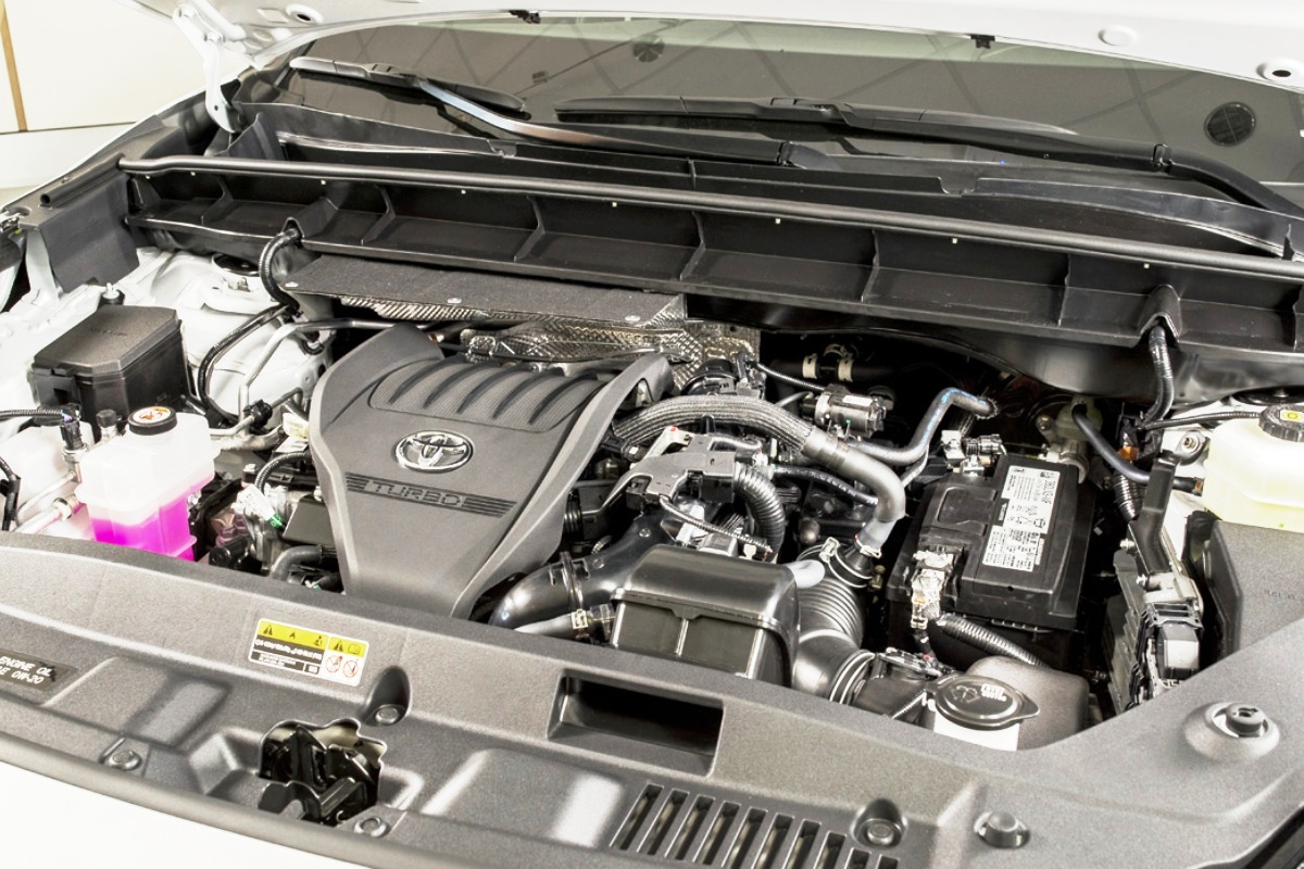 Toyota Highlander 2023 crossover got a new engine and modern interior