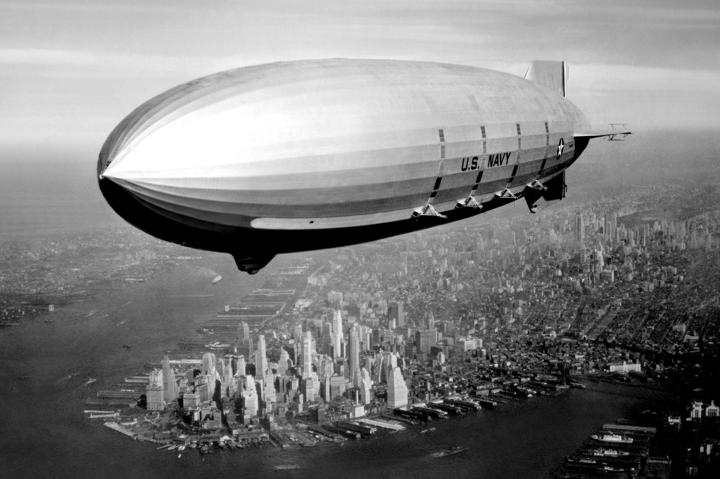Photo of the day: USS Macon airship over New York