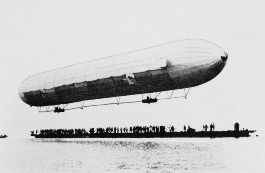 Photo of the day: USS Macon airship over New York