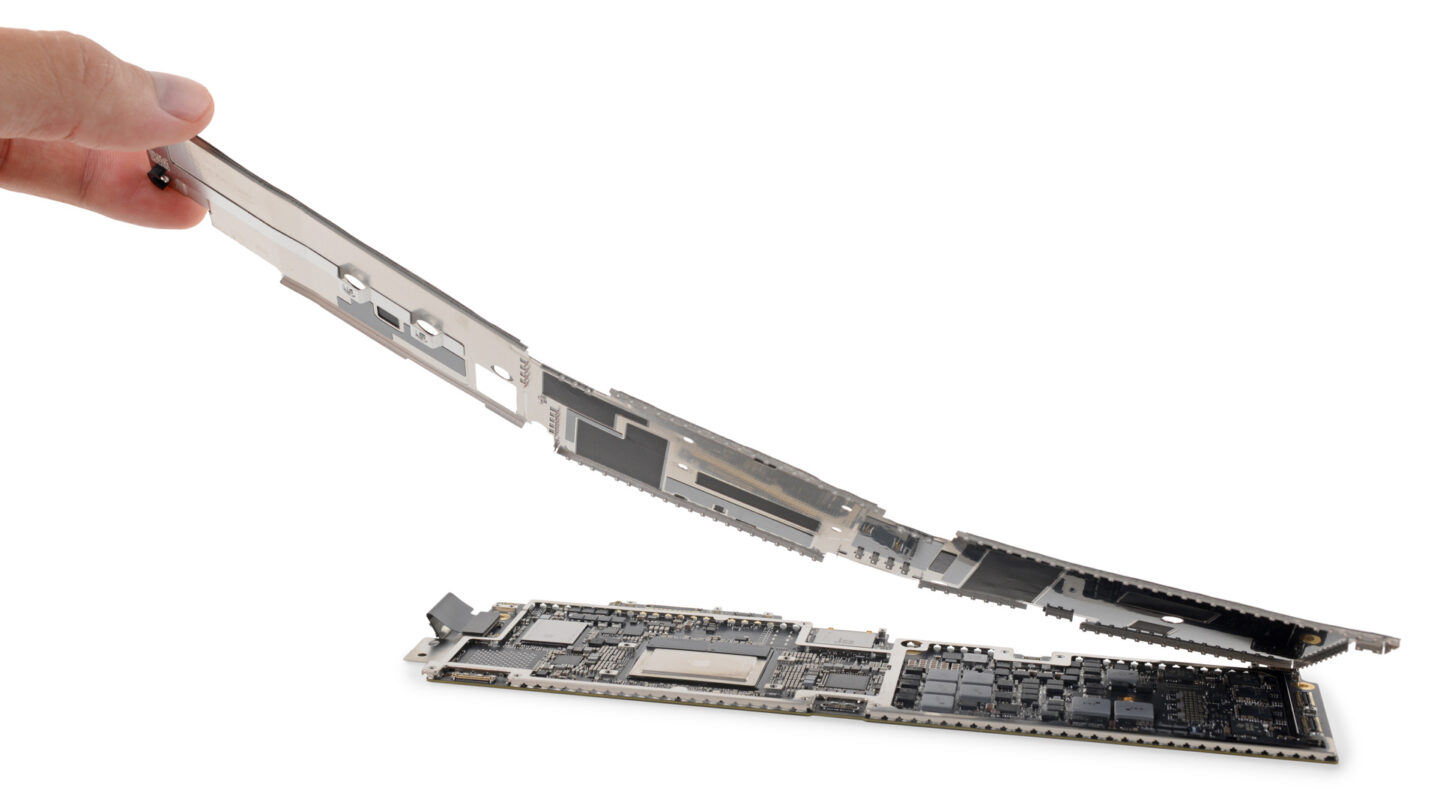 iFixit знайшли всередині нової моделі Apple MacBook Air акселерометр та майже не знайшли охолодження