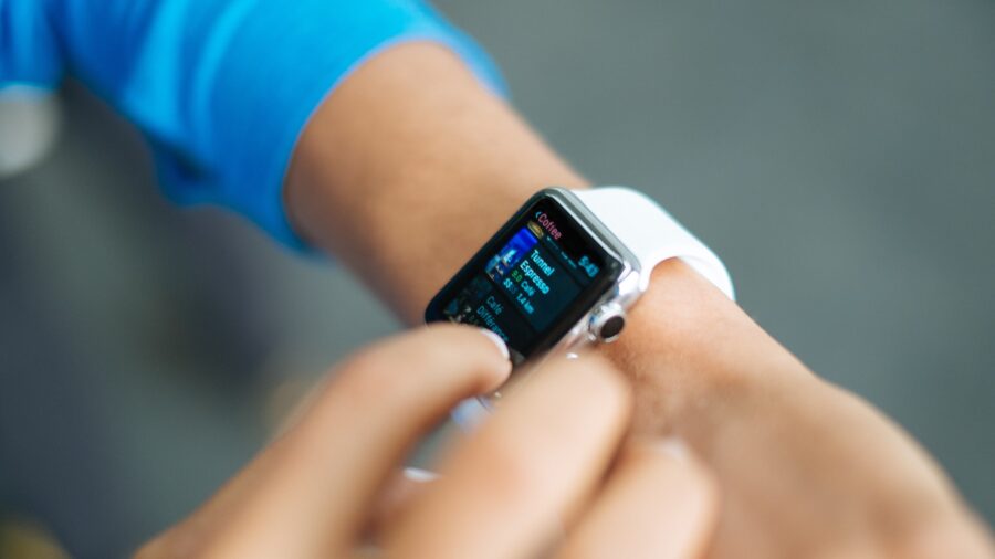 Купертинці тестують функцію вимірювання температури в Apple Watch Series 8